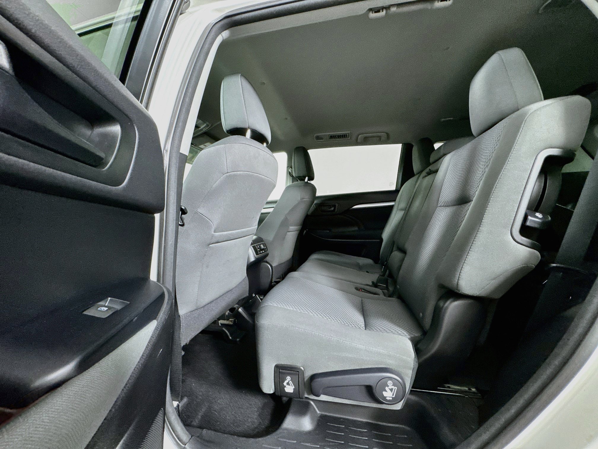 Used 2016 Toyota Highlander LE AWD/4WD image 22