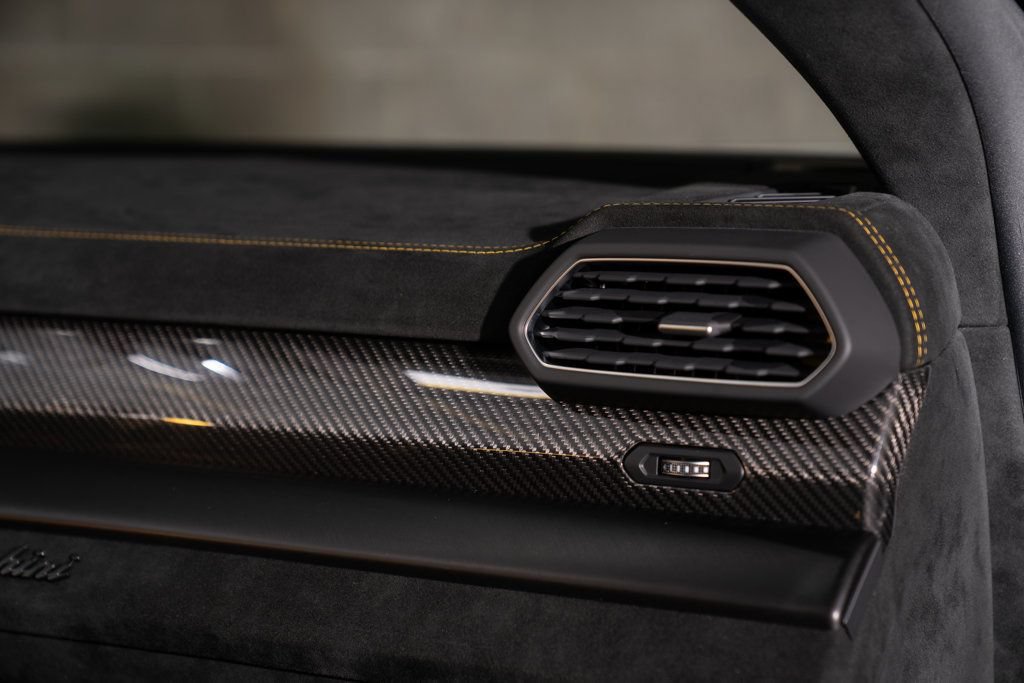 Used 2024 Lamborghini Urus Performante AWD/4WD image 38