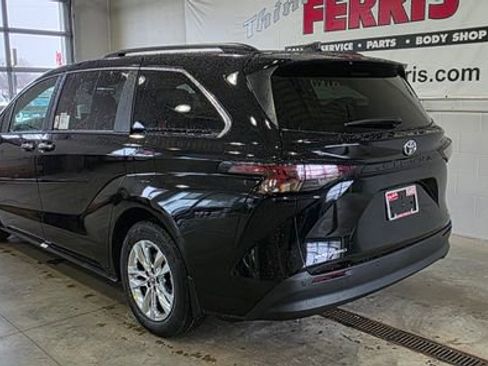 New 2026 Toyota Sienna XLE image 3