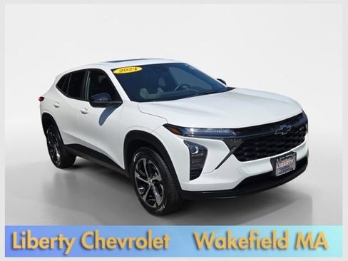 Used 2024 Chevrolet Trax RS w/ Sunroof Package FWD image 1