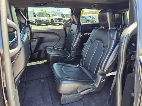 Used 2025 Chrysler Pacifica Select FWD image 17