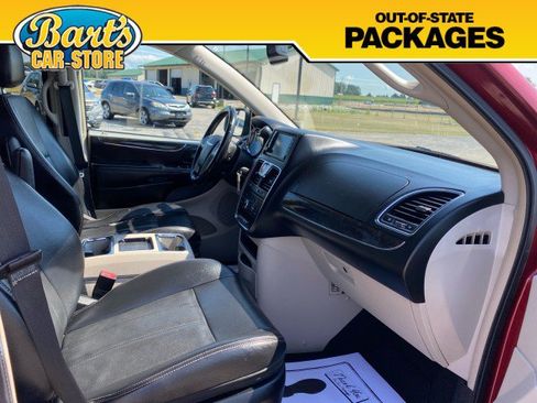 Used 2013 Chrysler Town & Country Touring FWD image 15
