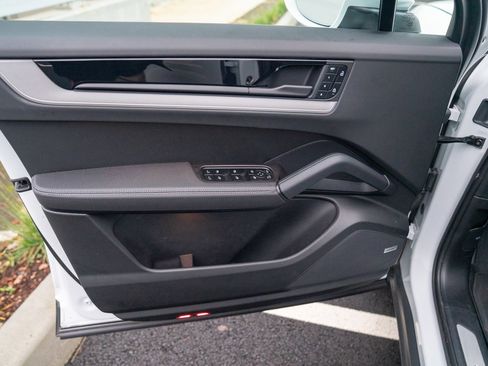 Used 2025 Porsche Cayenne image 10