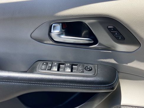 Used 2021 Chrysler Pacifica Touring-L FWD image 18