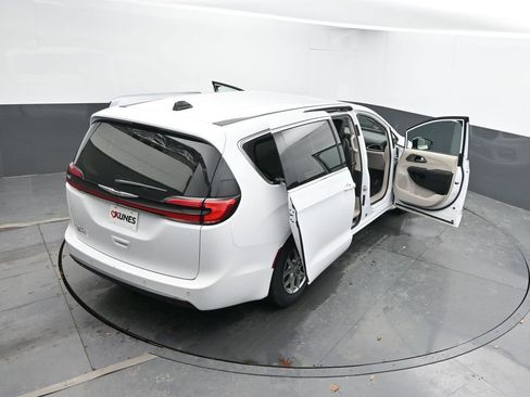 Used 2024 Chrysler Pacifica Touring-L image 64