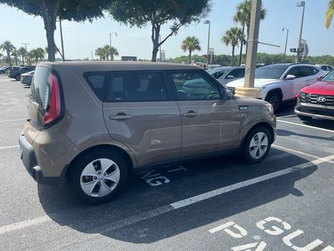 Used 2016 Kia Soul w/ Convenience Package FWD image 3