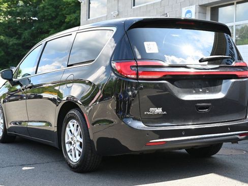 Used 2023 Chrysler Pacifica Touring-L FWD image 3
