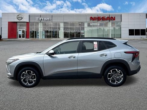Used 2025 Chevrolet Trax LT w/ LT Convenience Package FWD image 4