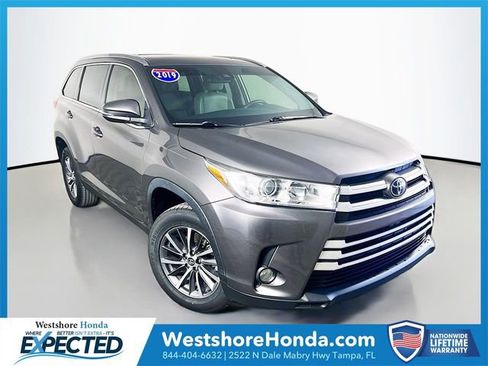 Used 2019 Toyota Highlander XLE FWD image 1