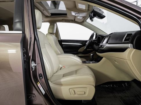 Used 2019 Toyota Highlander XLE FWD image 35
