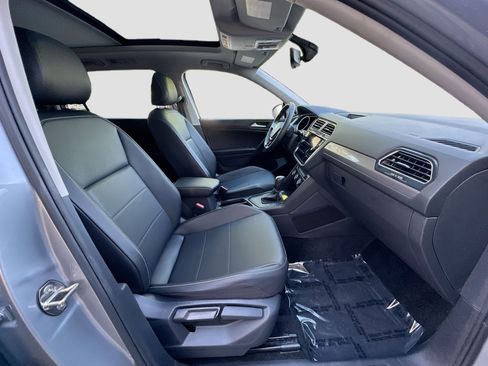 Used 2021 Volkswagen Tiguan SE w/ Panoramic Sunroof Package image 31