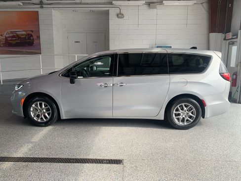 Used 2024 Chrysler Pacifica Touring-L FWD image 5