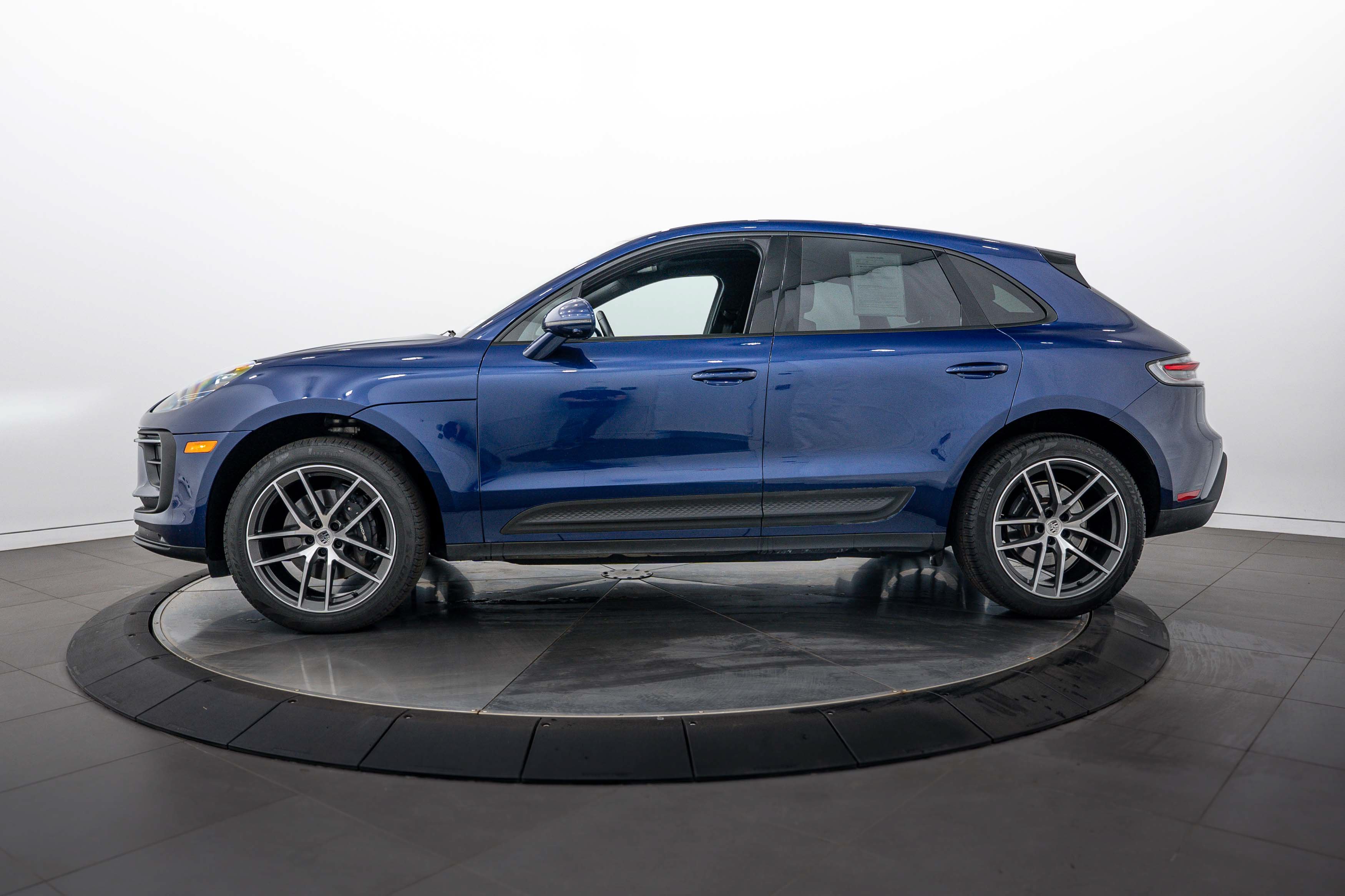 Certified 2025 Porsche Macan AWD/4WD image 2