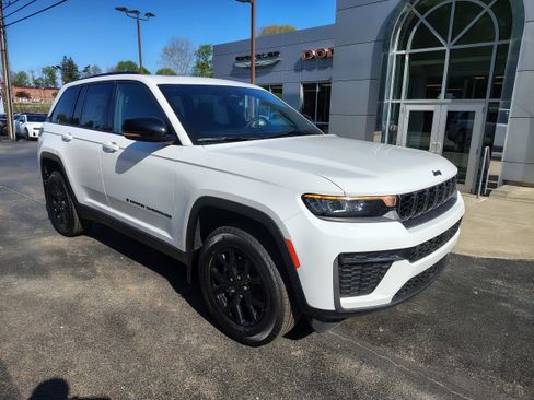 New 2026 Jeep Grand Cherokee Altitude AWD/4WD image 2