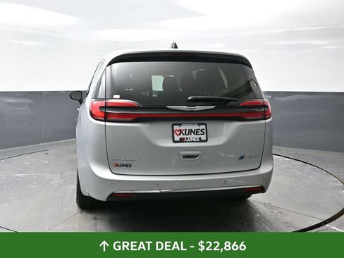 Used 2024 Chrysler Pacifica Limited FWD image 13