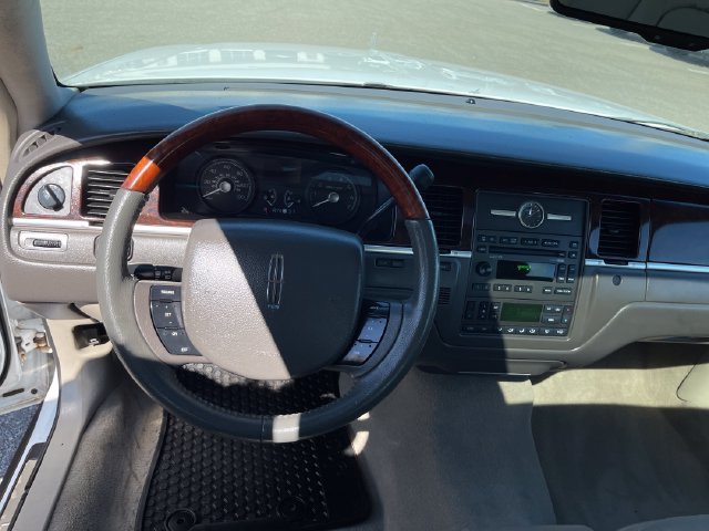 Used 2007 Lincoln Town Car Signature Limited RWD image 14