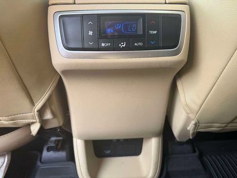 Used 2019 Toyota Highlander XLE AWD/4WD image 17