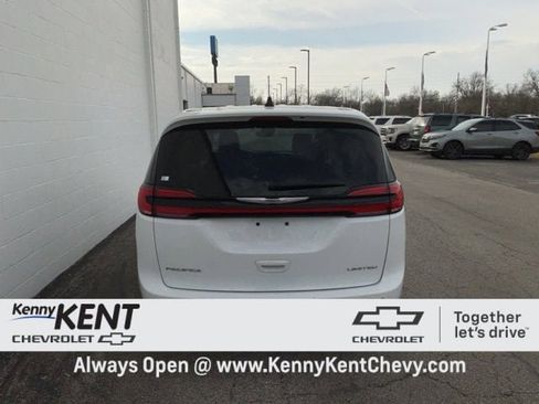 Used 2024 Chrysler Pacifica Limited image 7
