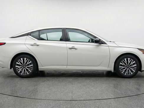 Used 2025 Nissan Altima 2.5 SV FWD image 11