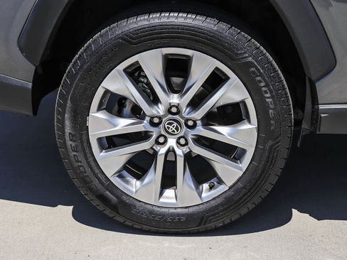 Used 2022 Toyota RAV4 XLE Premium FWD image 10