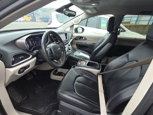 Used 2023 Chrysler Pacifica Touring-L image 8