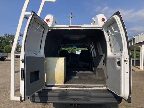 Used 2005 Ford E-350 and Econoline 350 Extended Super Duty RWD image 15