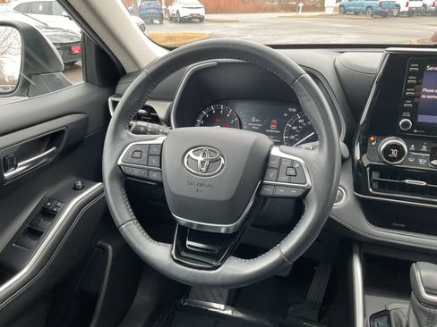 Used 2020 Toyota Highlander XLE image 19