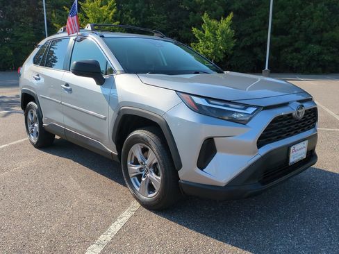 Used 2023 Toyota RAV4 LE AWD/4WD image 2