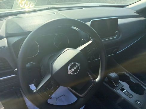 Used 2025 Nissan Rogue S image 12