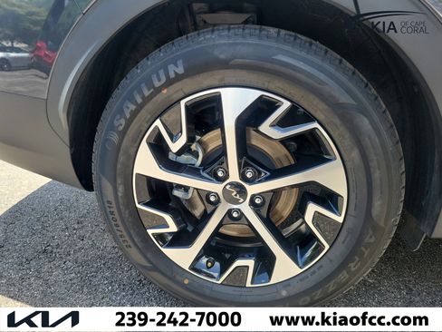 Certified 2023 Kia Sorento LX FWD image 9
