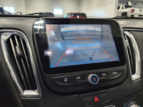 Used 2017 Chevrolet Malibu LT image 9