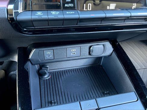 Certified 2025 Toyota Prius SE image 30