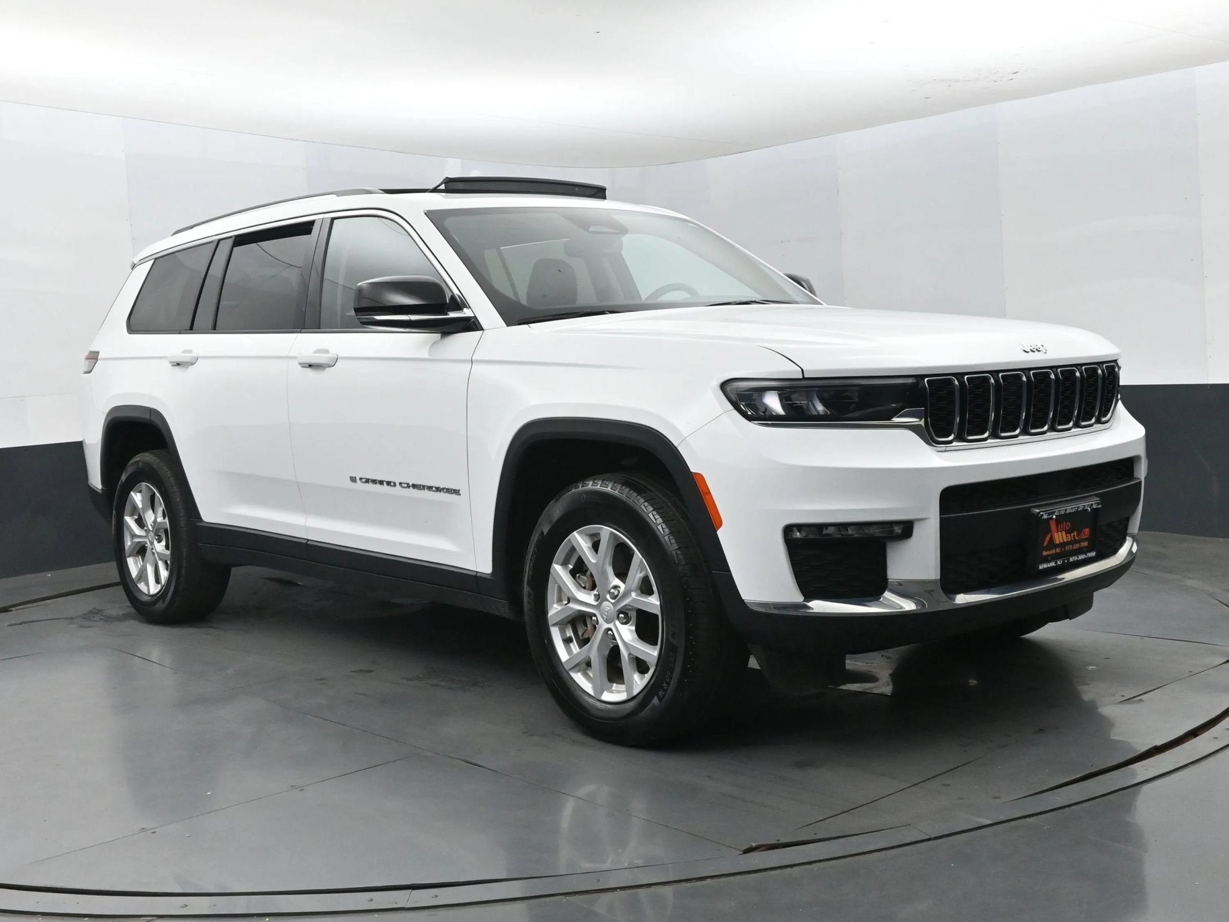 Used 2023 Jeep Grand Cherokee L Limited AWD/4WD image 2