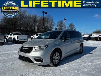 Used 2024 Chrysler Pacifica Touring-L video 1
