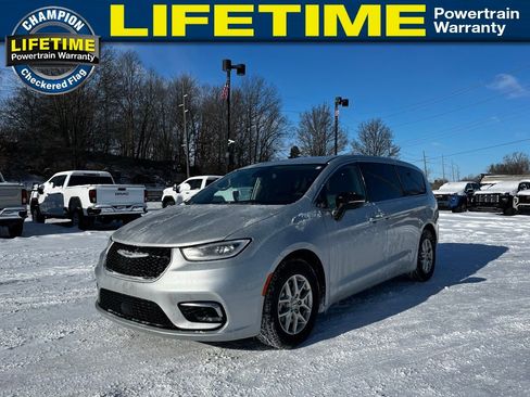 Used 2024 Chrysler Pacifica Touring-L image 1