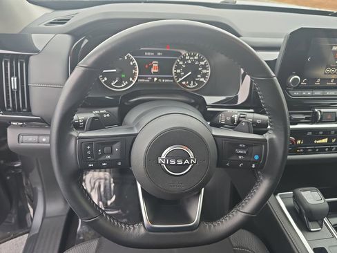 Used 2025 Nissan Pathfinder SV image 19