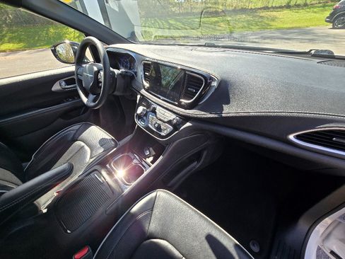 Used 2025 Chrysler Pacifica Limited FWD image 26