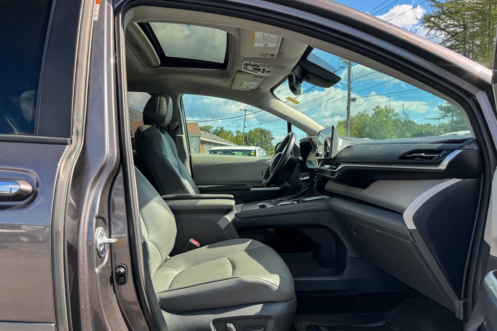 Used 2021 Toyota Sienna XLE FWD image 8