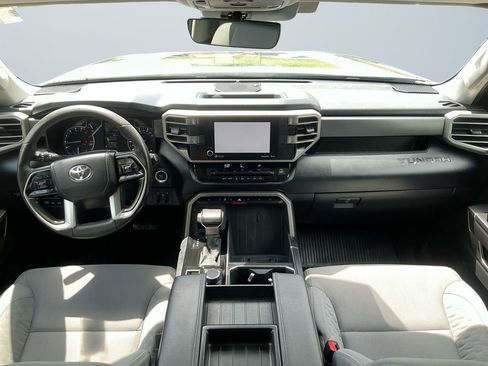 Used 2022 Toyota Tundra SR5 w/ SR5 Convenience Package AWD/4WD image 11