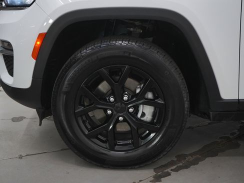Used 2024 Jeep Grand Cherokee Limited AWD/4WD image 32