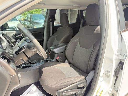Used 2019 Jeep Cherokee Latitude w/ Popular Appearance Group FWD image 13