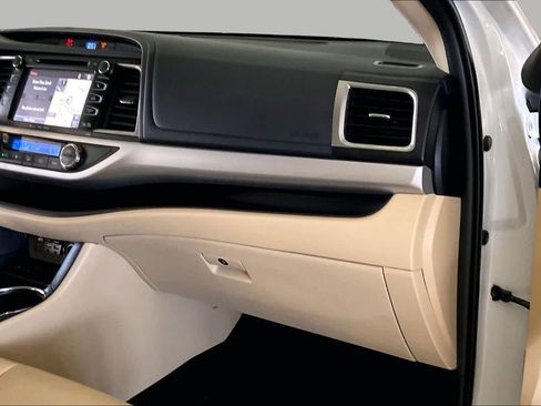 Used 2019 Toyota Highlander XLE FWD image 17