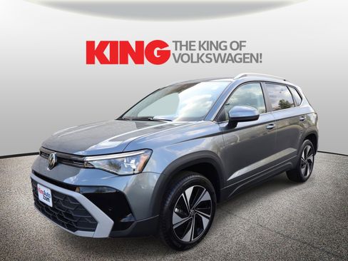 Used 2025 Volkswagen Taos SE w/ Panoramic Sunroof Package image 8