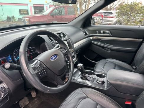 Used 2018 Ford Explorer XLT w/ Equipment Group 202A image 18