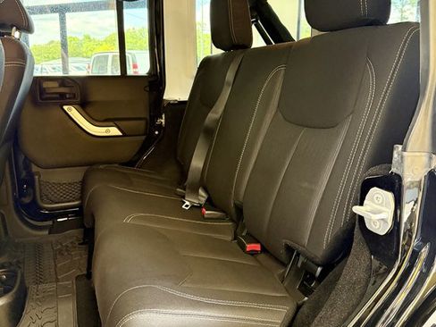 Used 2016 Jeep Wrangler Unlimited Sahara w/ Connectivity Group AWD/4WD image 16