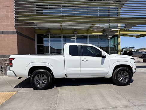 Used 2025 Nissan Frontier SV RWD image 9