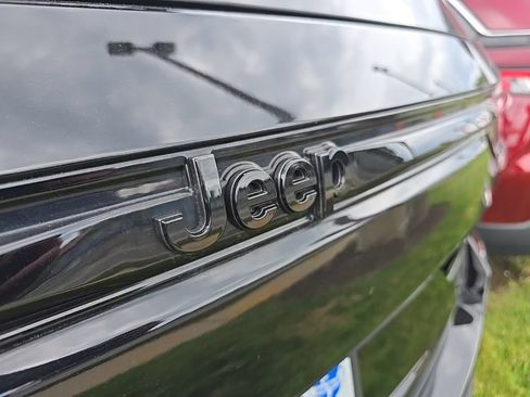 Used 2023 Jeep Grand Cherokee Altitude AWD/4WD image 11