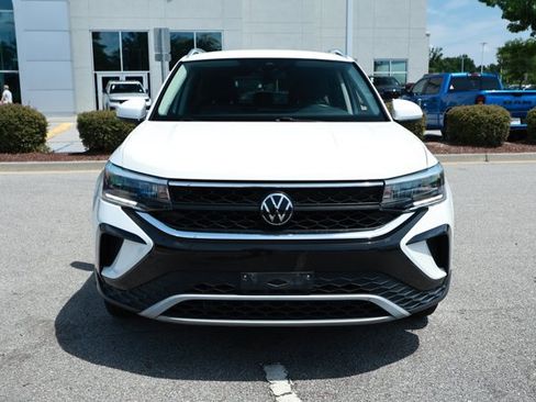 Used 2024 Volkswagen Taos SE FWD image 2