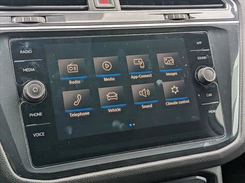 Used 2020 Volkswagen Tiguan SE image 16