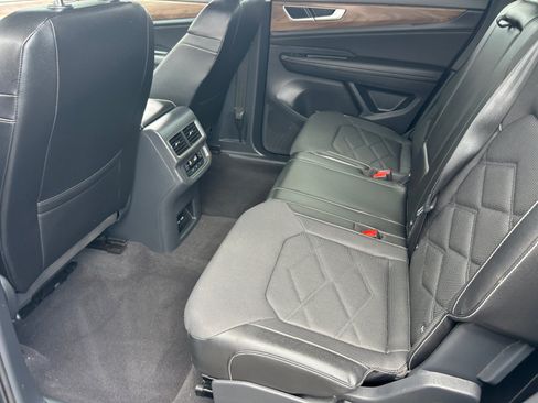 Used 2024 Volkswagen Atlas SE FWD image 17